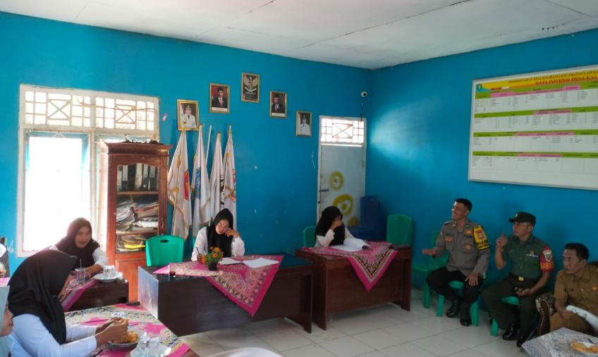 Pastikan Berjalan Dengan Lancar, Bhabikamtibmas Hadiri Acara Seleksi Perangkat Desa