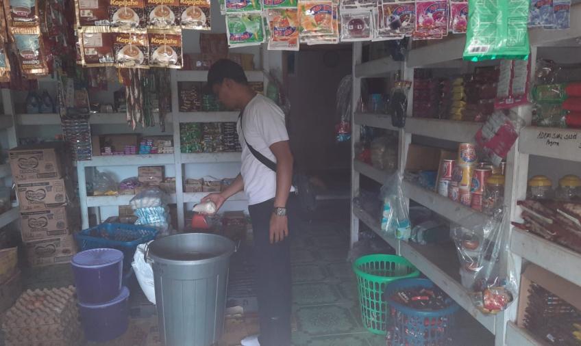 Anggota Polsek Enggano Cek Harga Sembako Di Kecamatan Enggano