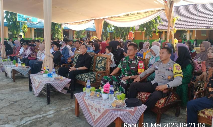 Bhabinkamtibmas Polsek Sukaraja Hadiri Pelepasan Pelajar SMPN 23 Seluma