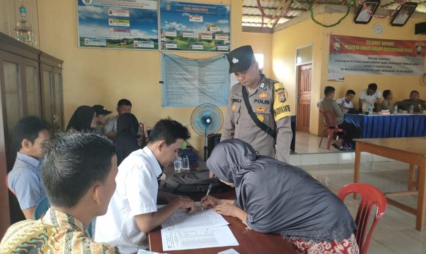 Penyaluran BLT-DD Desa Sendawar, di Monitoring Bhabinkamtibmas Polsek Semidang Alas Maras