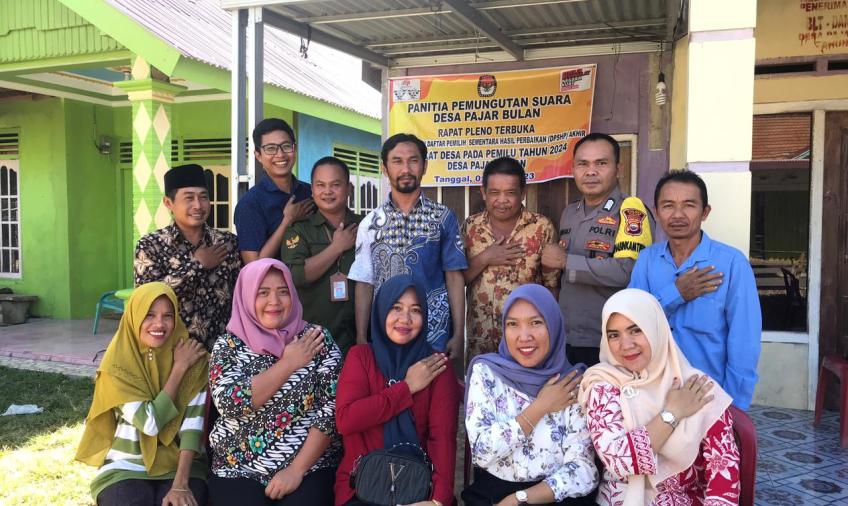 Bhabinkamtibmas Polsek Kaur Tengah Hadiri Rapat Pleno Terbuka DPSHP di Desa Pajar Bulan