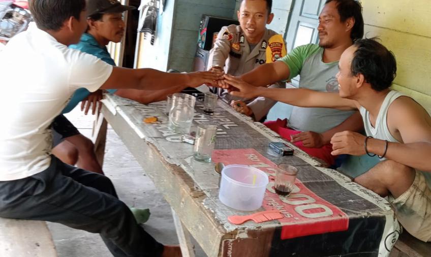 Ciptakan Pendekatan, Polisi Rw Duduk Diwarung Bersama Warga