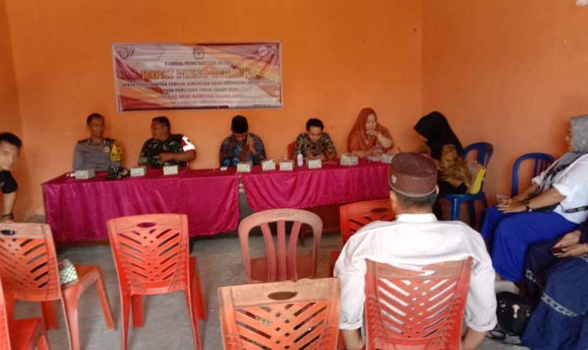Dukung Suksesnya Tahapan Pemilu 2024, Bhabinkamtibmas Polsek Lebong Utara Hadiri Rapat Pleno Terbuka DPSHP