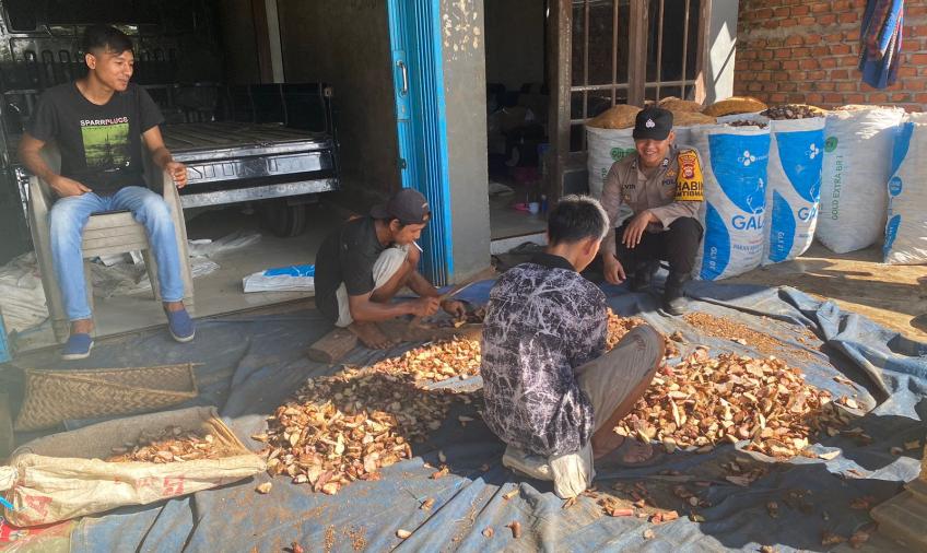 Dekatkan Diri dengan Warga, Bhabinkamtibmas Polsek PUT Sambang Warga