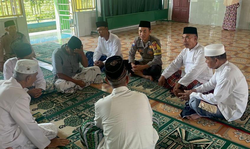 Jumat Curhat, Bhabinkamtibmas Polsek SAM Dengarkan Curhatan Warga Desa Karang Dapo