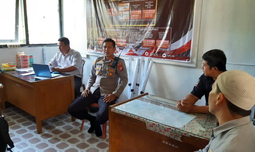 Kapolsek Sambangi PPK, Jangan Sampai Ada Data Pemilih Yang Bermasalah