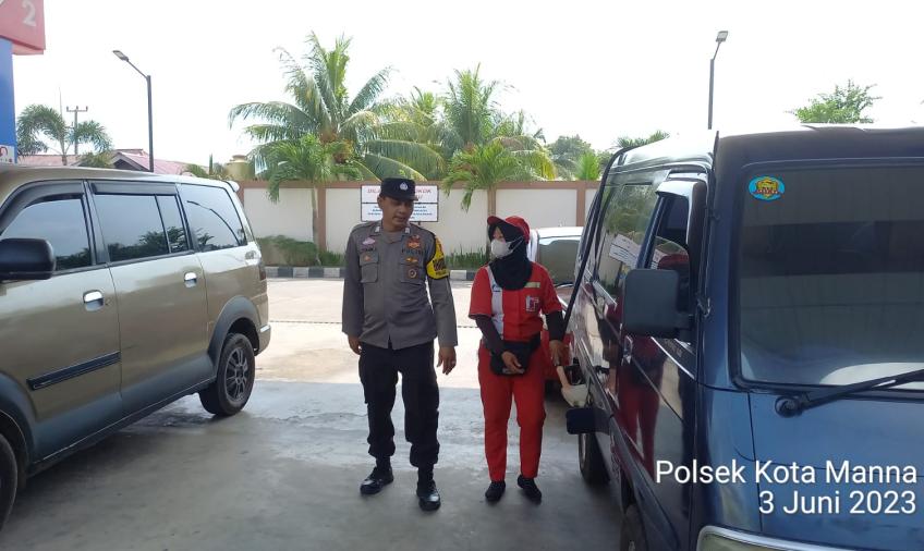 Bhabinkamtibmas Sambangi SPBU Kutau, Monitoring Ketersediaan BBM 
