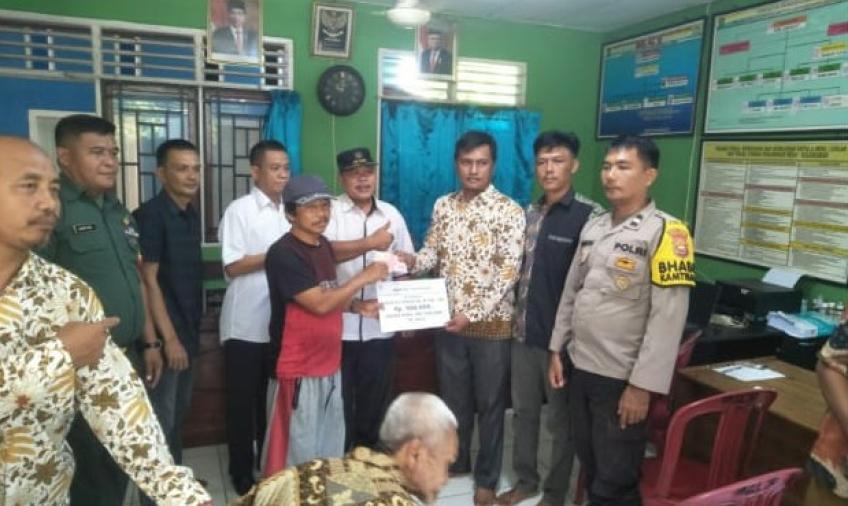 Monitoring Pengelolaan Dana Desa, Bhabinkamtibmas Polsek Lais Hadiri Acara Penyaluran BLT DD