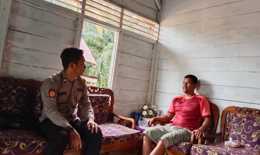 Polisi RW Polsek Padang Jaya Sambangi Warga Binaannya