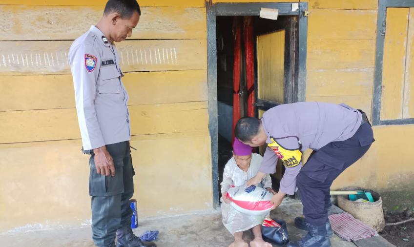 Bakti Sosial, Personel Bhabinkamtibmas Polsek Air Besi Bagikan Sembako kepada Warga Kurang Mampu