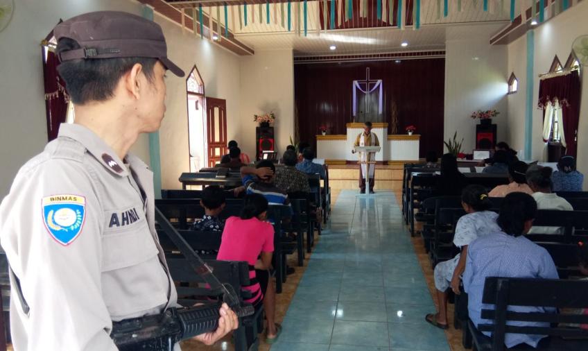 Polsek Padang Ulak Tanding Laksanakan Pengamanan Ibadah Minggu di Gereja
