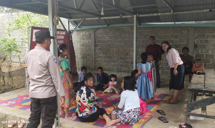 Wujudkan Keamanan dan Kenyamanan dalam Beribadah  Bhabinkamtibmas Polsek Kota Manna,  Sambangi  Gereja