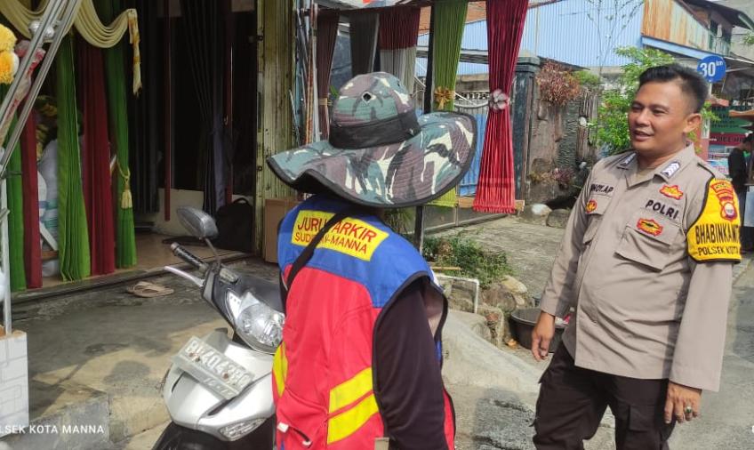 Sambangi Tukang Parkir, Bhabinkamtibmas Berikan Imbauan Kamtibmas 