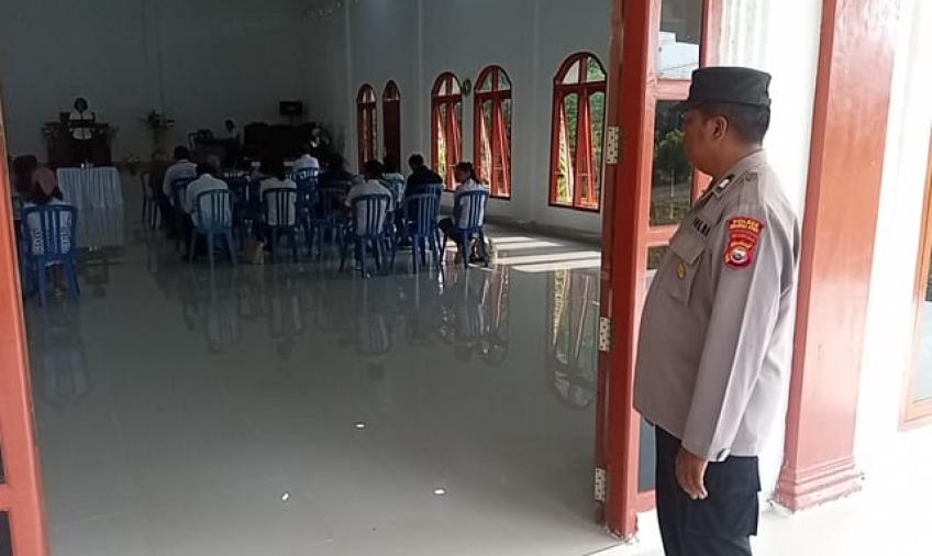 Personel Polsek Padang Jaya Amankan Kegiatan Ibadah di Gereja Seputaran Kecamatan Padang Jaya