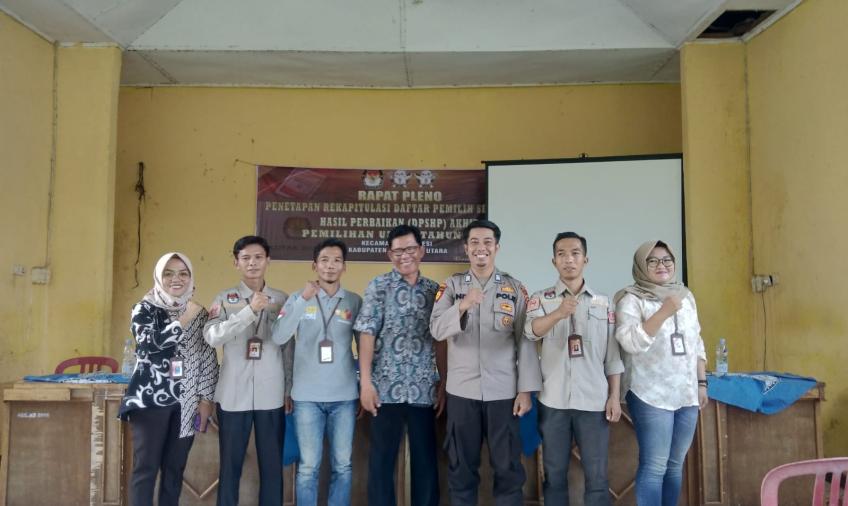 Personel Polsek Hadiri Pleno Terbuka Rekapitulasi DPSHP Kecamatan Air Besi