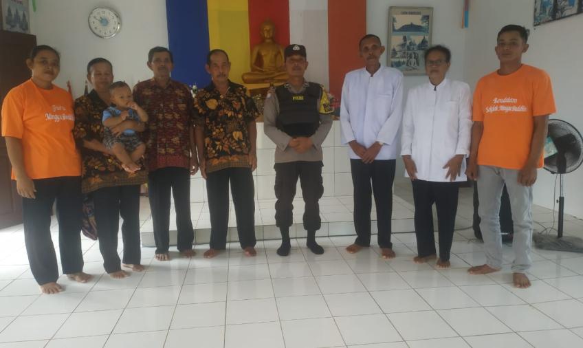 Bhabinkamtibmas Polsek Putri Hijau Melaksanakan Pengamanan Ibadah Waisak