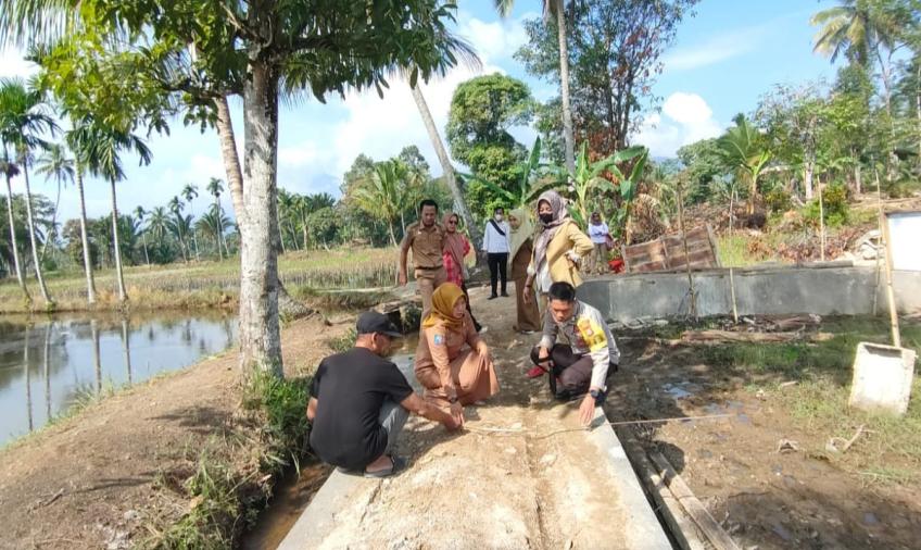 Bhabinkamtibmas Polsek Lebong Tengah, Hadiri  Monitoring dan Evaluasi Pembangunan JUT di Desa Tabeak Dipoa
