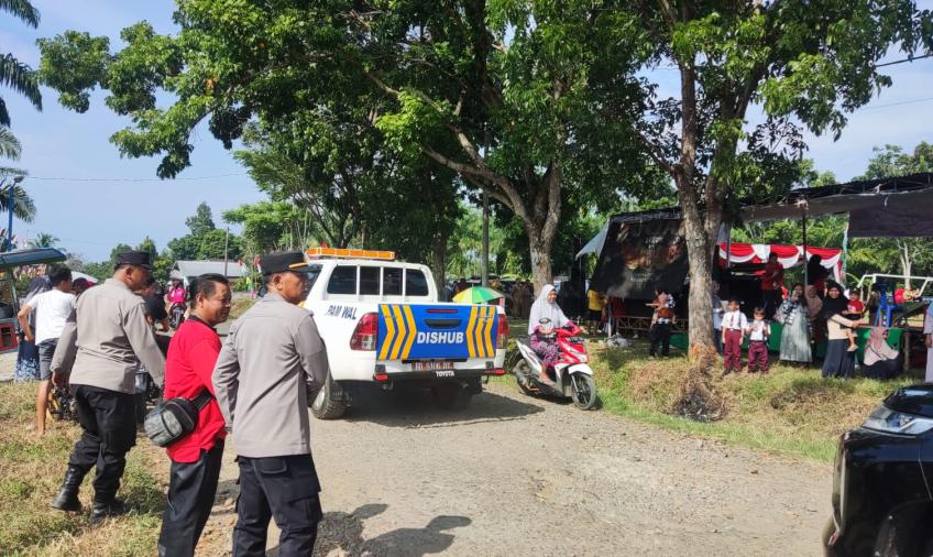Polsek Padang Jaya Melakukan Pengamanan Jalan Lomba Masak Serba Ikan 