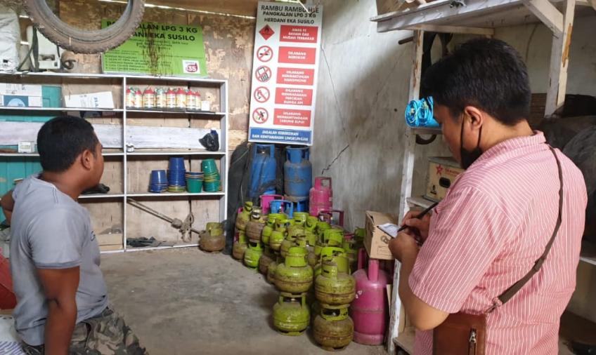 Cegah Kelangkaan, Personel Polsek Batik Nau Cek Pangkalan Gas Elpiji 