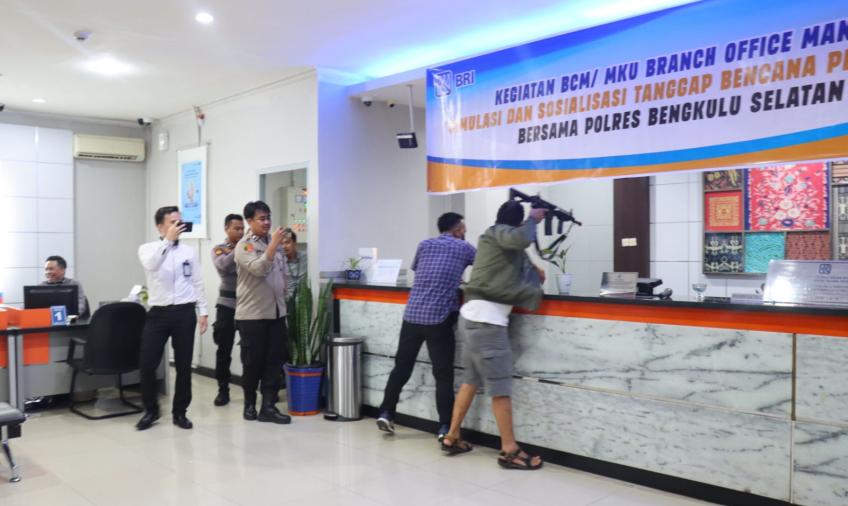 Polres BS Gelar Simulasi dan Sosialisasi Penangkapan Perampokan di Bank BRI Cabang Manna