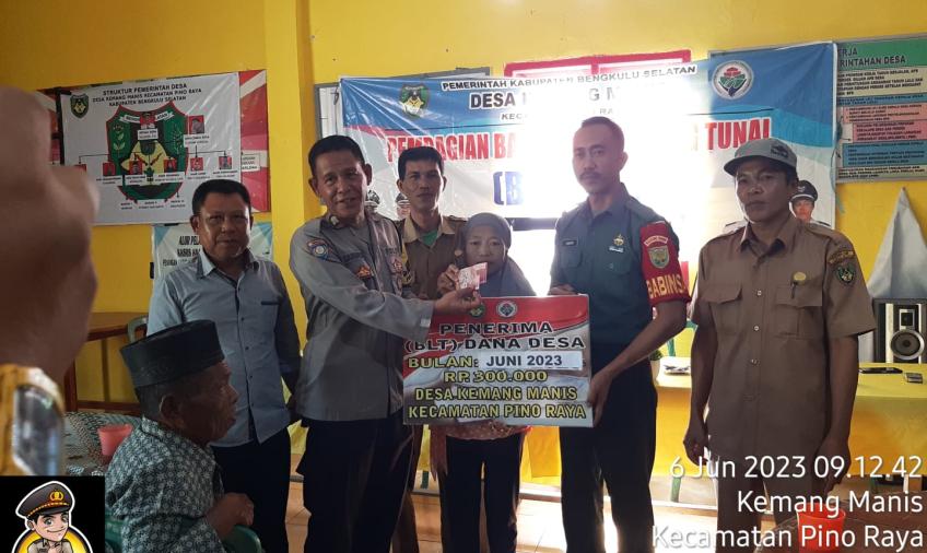 Bhabinkamtibmas dan Babinsa Desa Kemang Manis, Melakukan Pendampingan Penyaluran BLT
