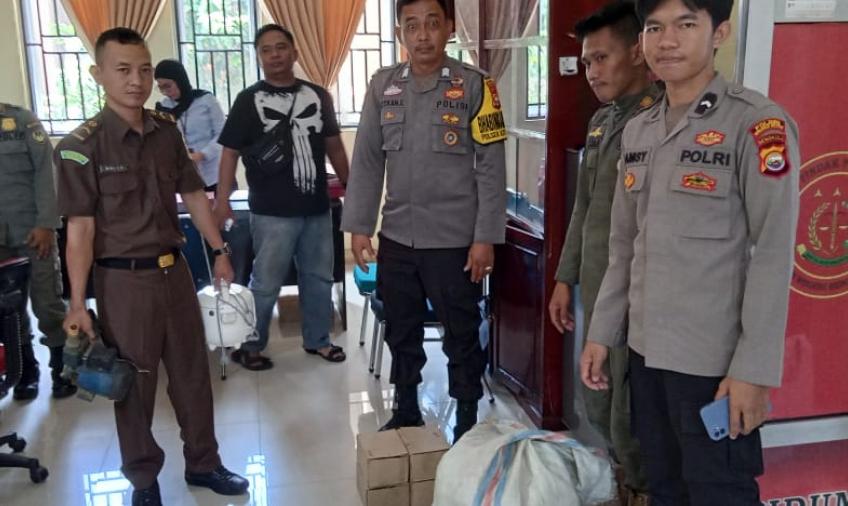 Unit Polsek Kota Manna, Menyerahkan Tersangka Pencurian ke Kejaksaan Bengkulu Selatan 