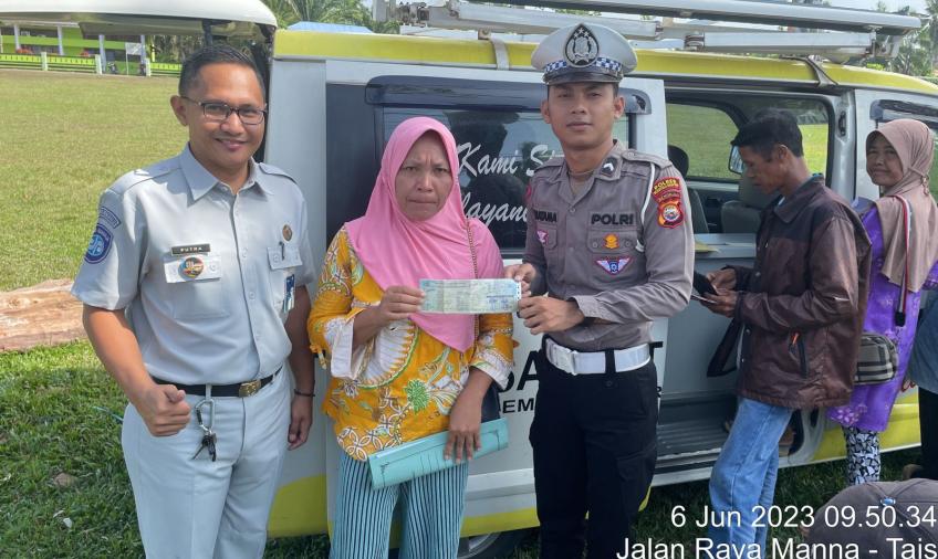 Mudahakan Masyarakat Membayar Pajak, Sat Lantas Polres BS Bersama UPTD Samsat Melakukan Pelayanan Samsat Keliling 