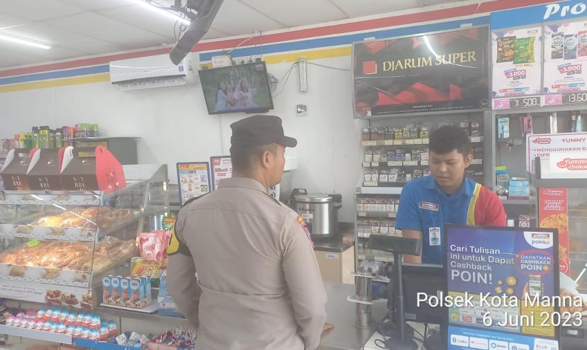 Tingkatkan Kondusifitas Kamtibmas di Wilkum Polsek Kota Manna, Bhabinkamtibmas Sambang ke Mini Market 