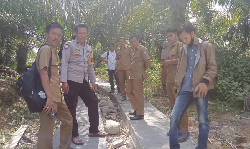 Babinkamtibmas Polsek Batik Nau, Hadiri Pengawasan Fisik Bangunan Rabat Beton