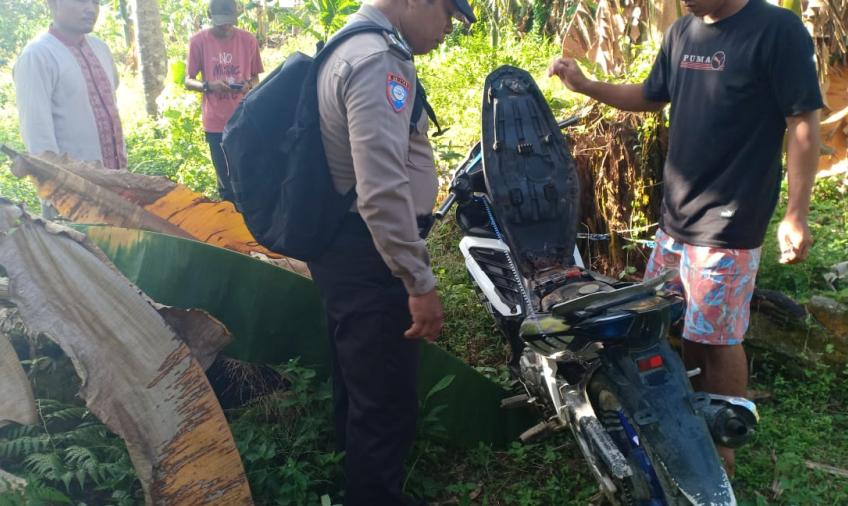 Tanggapi Laporan Warga, Bhabinkamtibmas Polsek Enggano Datangi TKP Dugaan Pencurian Motor