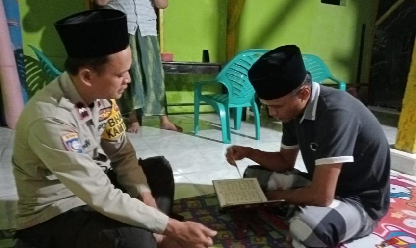 Hadiri Pengajian Majelis Taklim Manjadda Wajadda, Bhabinkamtibmas Polsek Kaur Utara Ajarkan Warga Mengaji 