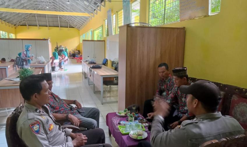 Sambang Kesekolah Pak Babin Ciptakan Kedekatan dengan Para Guru