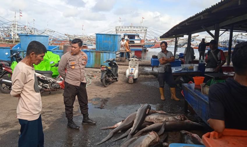 Patroli Siang, Personel Polsek KSKP Pulau Baai Datangi Para Nelayan
