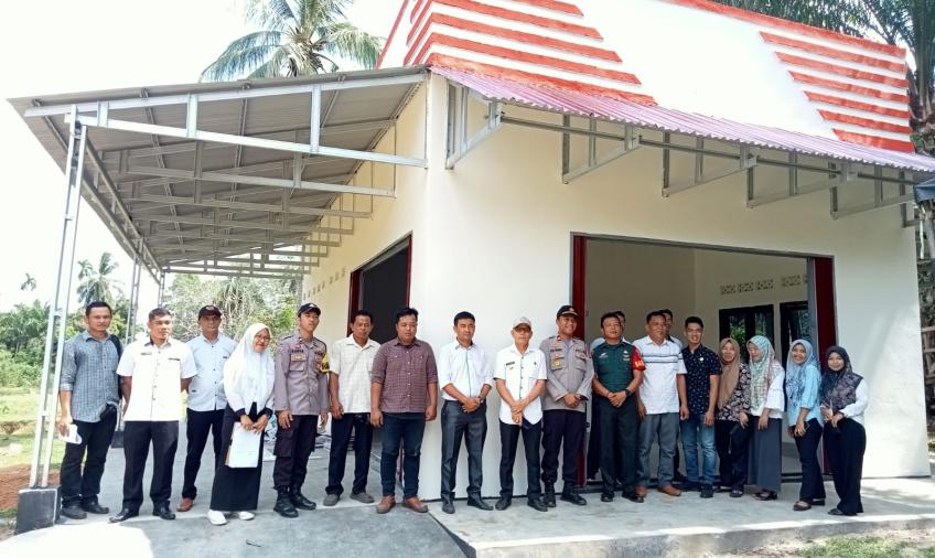 Kapolsek Air Besi Tinjau Langsung Sertifikasi Pembangunan Fisik di Desa Pasar Kerkap