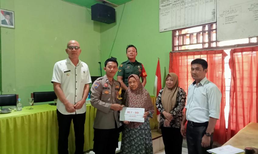Bhabinkamtibmas Polsek Air Besi Monitoring Penyaluran Dana BLT-DD Desa Pasar Kerkap