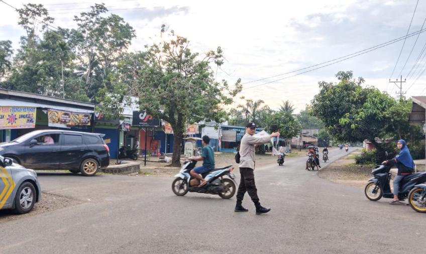 Polsek Padang Jaya Laksanakan Gatur Lalin Sebagai Wujud Pengabdian kepada Masyarakat
