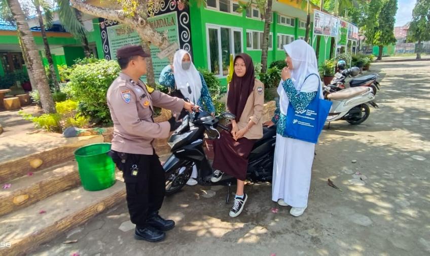 Bhabinkamtibmas Sambang Dialogis Kepada Siswa  SMAN 5 Bengkulu Selatan 