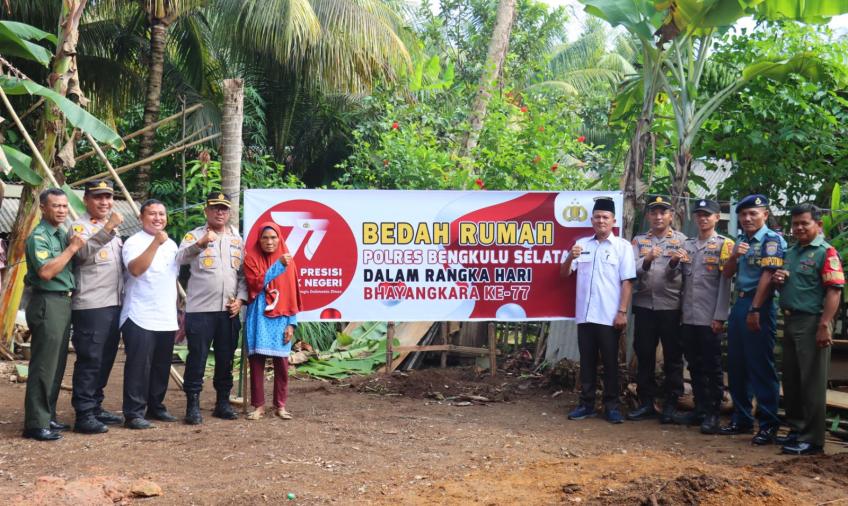 Melalui Senin Berbagi, Kapolres Bengkulu Selatan Bersama Personel Melakukan Bedah Rumah Warga Kurang Mampu