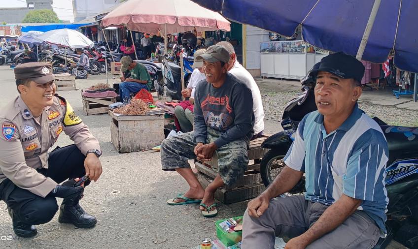 Bhabinkamtibmas Polsek Kota Manna Lakukan Sambang Pasar di Pasar Ampera Manna 