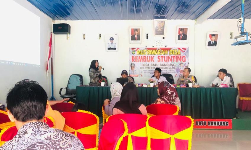 Bhabinkamtibmas Hadir Dalam Rembuk Penanganan Stunting Desa Batu Bandung 