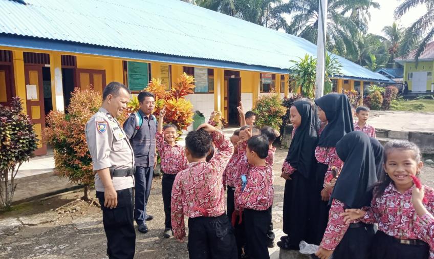 Bhabinkamtibmas Polsek Pino, Sambangi Anak SDN 25 Ulak Lebar Pino  