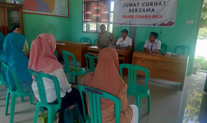 Polsek Penarik, Jumat Curhat bersama di Kantor Desa Lubuk Mukti