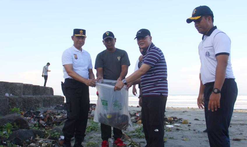Polda Bengkulu, TNI, Pemprov dan Stake Gelar Olahraga Bersama dan Gerakan Indonesia Bersih di Pantai Panjang