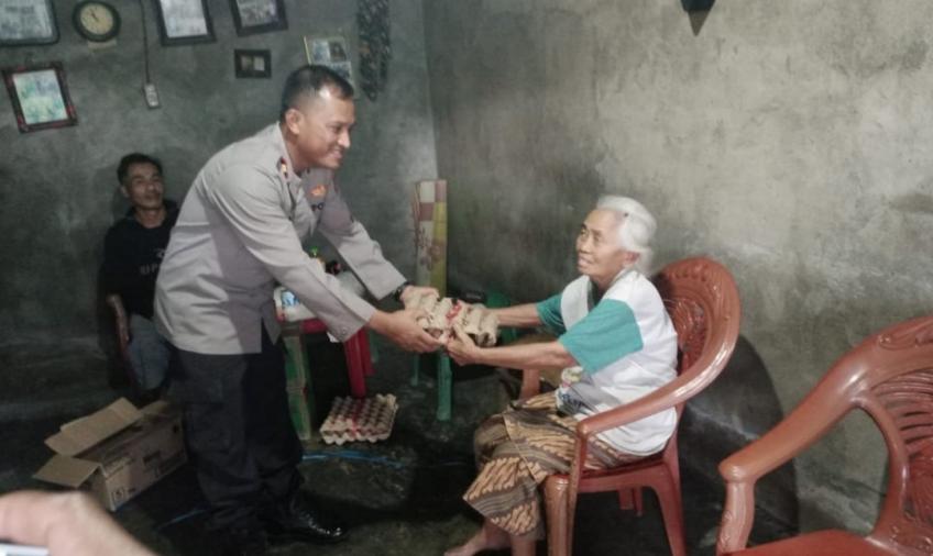 Sinergi Bersama Pemerintah Kecamatan, Polsek Sindang Kelingi Bagi Bantuan Untuk Lansia