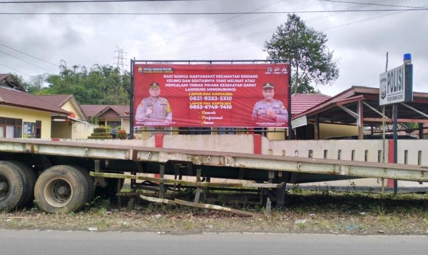 Polsek Sindang Kelingi Pasang Spanduk Nomor Pelayanan Kepolisian