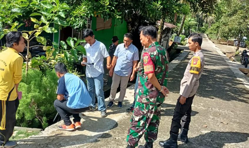 Bhabinkamtibmas Polsek Pino Hadiri Sertifikasi Pembangunan Rabat Beton Desa Kayu Ajaran 