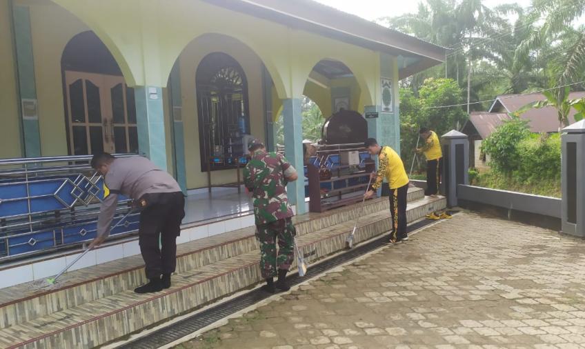 Sambut Hut Bhayangkara ke-77, TNI-Polri Gotong Royong Bersihkan Masjid di Desa Padang Jaya