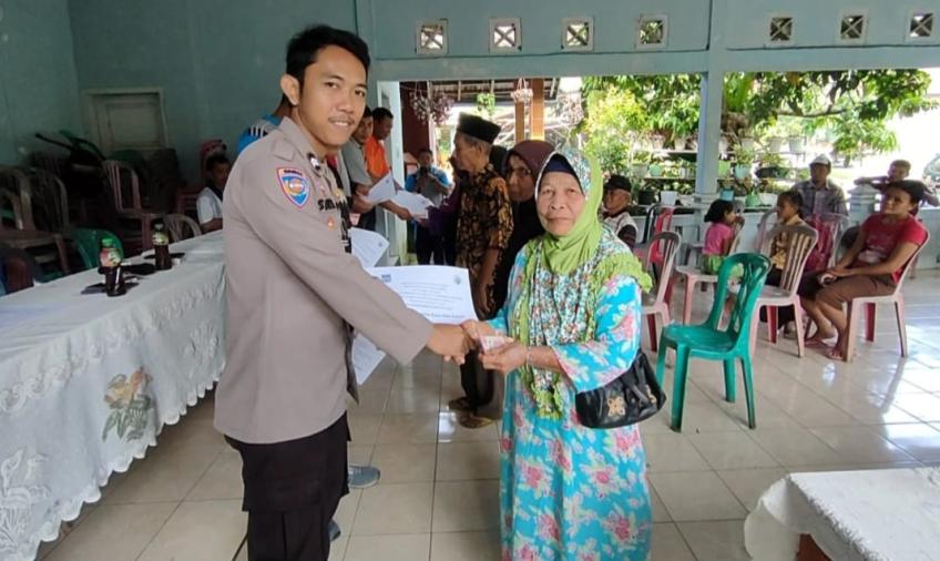 Bhabinkamtibmas Polsek Air Besi Monitoring Penyaluran Dana BLT-DD Desa Tebing Kandang
