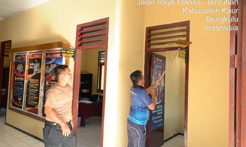 Ciptakan Lingkungan Bersih dan Nyaman, Polsek Kaur Tengah Melaksanakan Kebersihan Mako  dan lingkungan Polsek