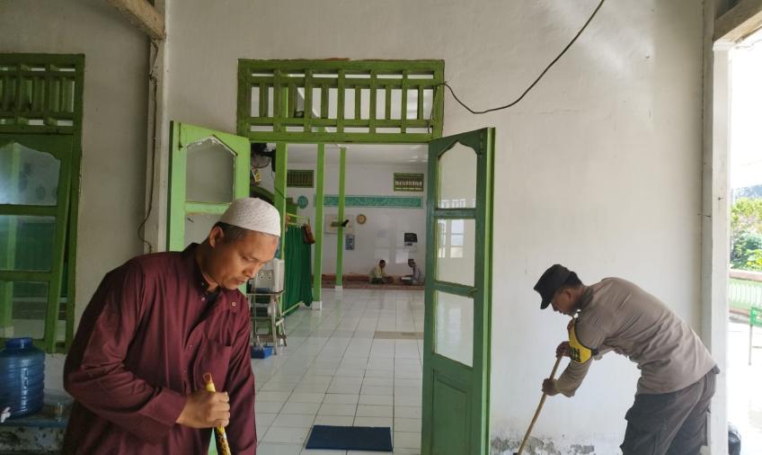 Jalin Kedekatan Dengan Masyarakat, Polsek Maje Melaksanakan Kerja Bakti di Masjid Muhajirin  